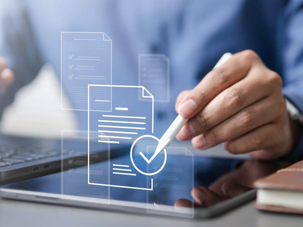 Semnarea unui document pe tabletă, cu bifă de aprobare