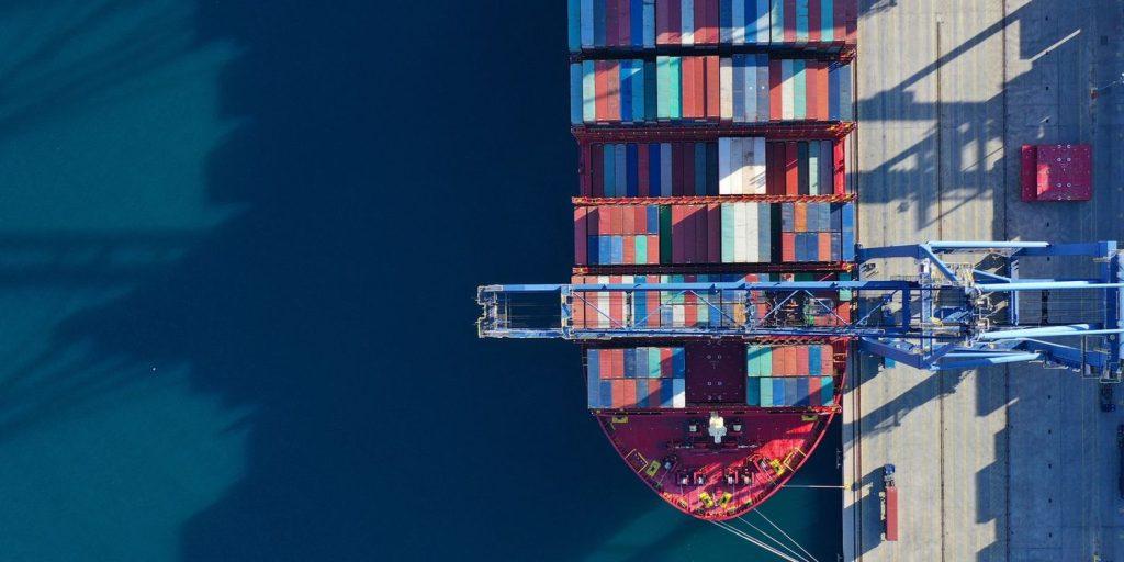 Navă portcontainer văzută de sus
