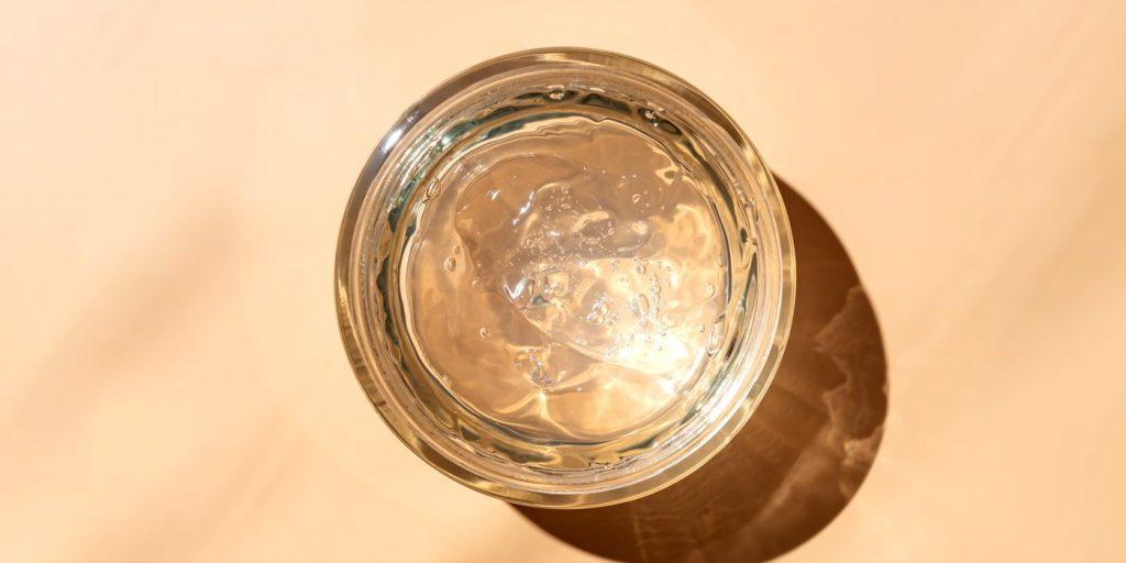 Gel cosmetic într-un recipient de sticlă