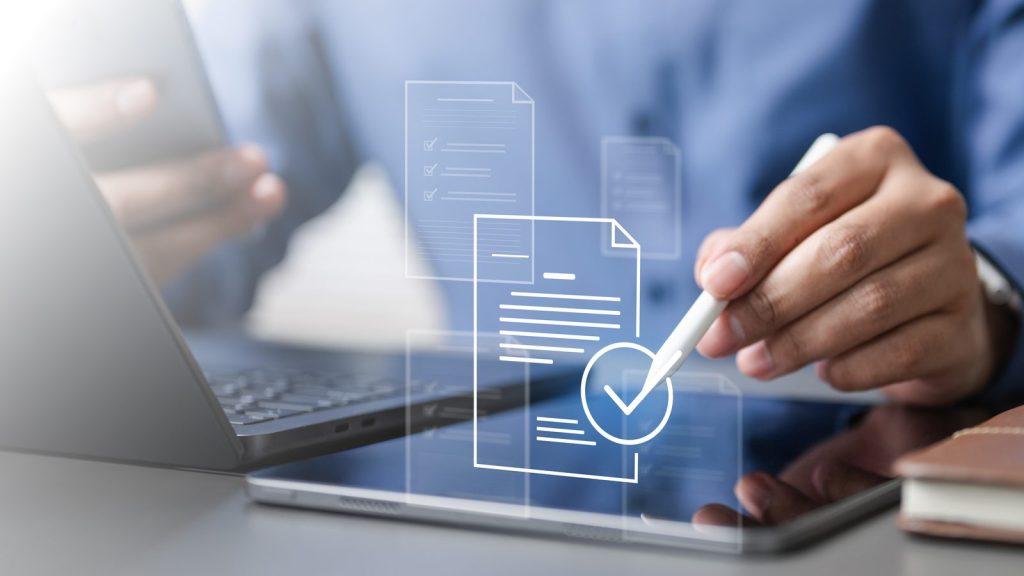 Document digital validat pe un laptop