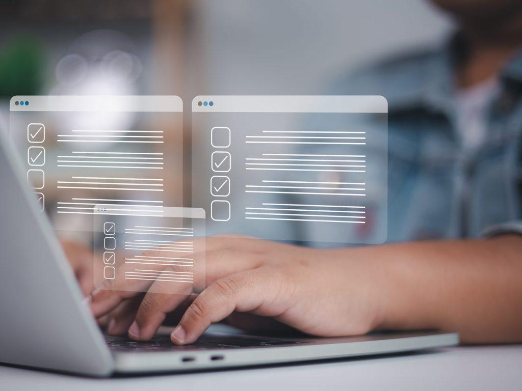 Completarea unor formulare pe laptop