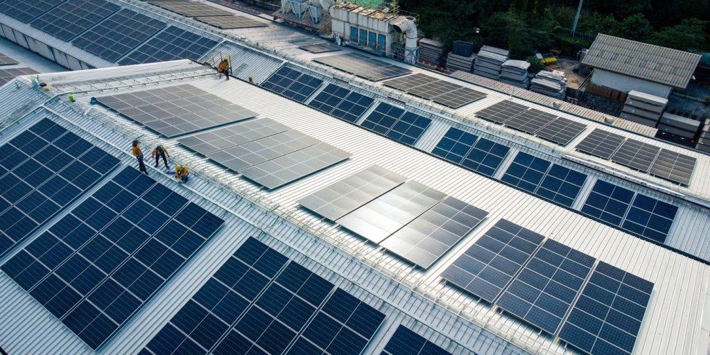 Montaj de panouri fotovoltaice pe acoperiș