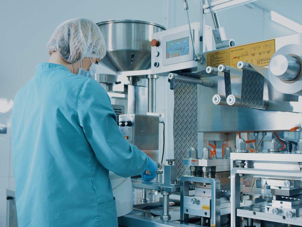 Operator la linia de ambalare în blistere