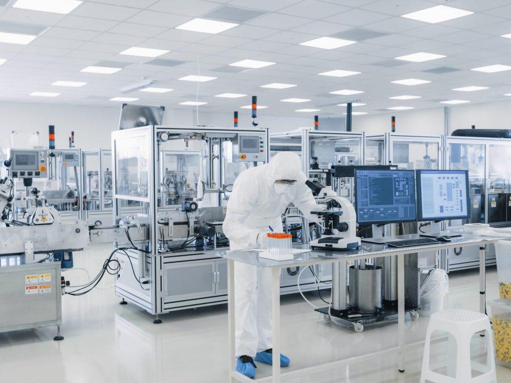 Hală de producție farmaceutică cu echipamente și laborator