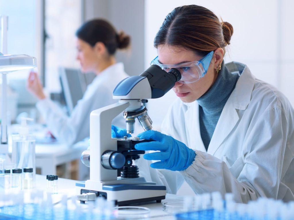 Analist de control al calității la microscop, în laborator