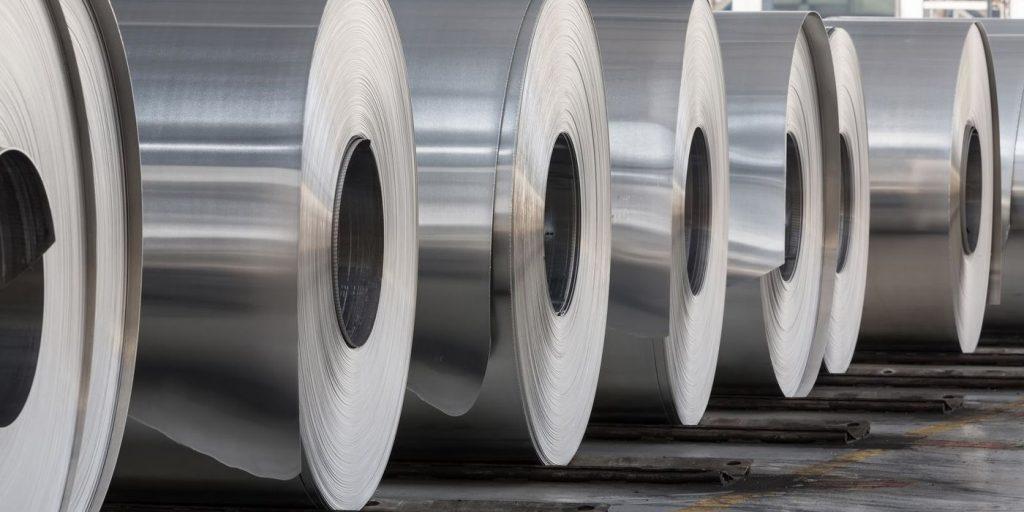 Bobine de aluminiu într-o hală de producție industrială