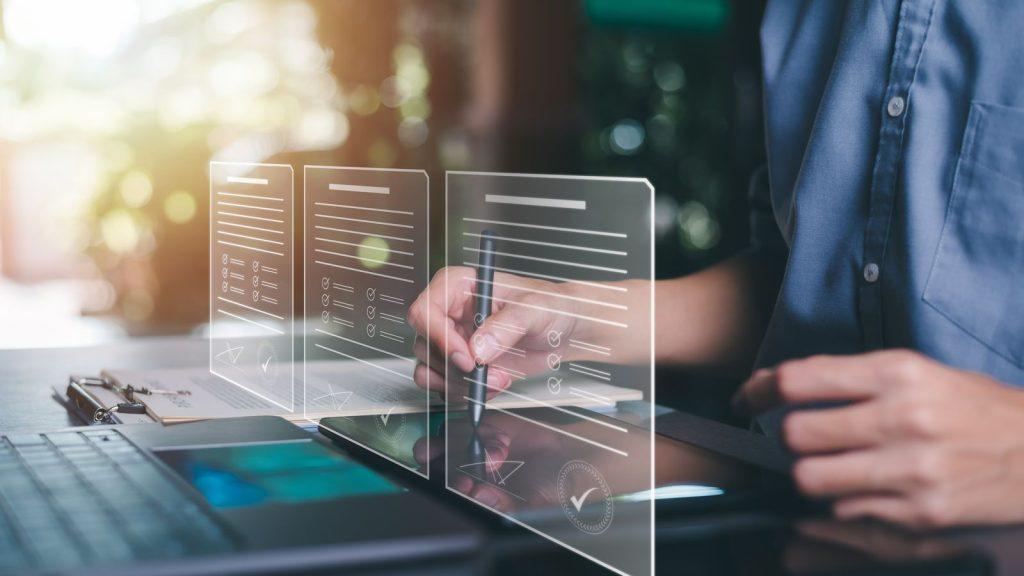 Formulare digitale cu liste de verificare, completate pe o tabletă